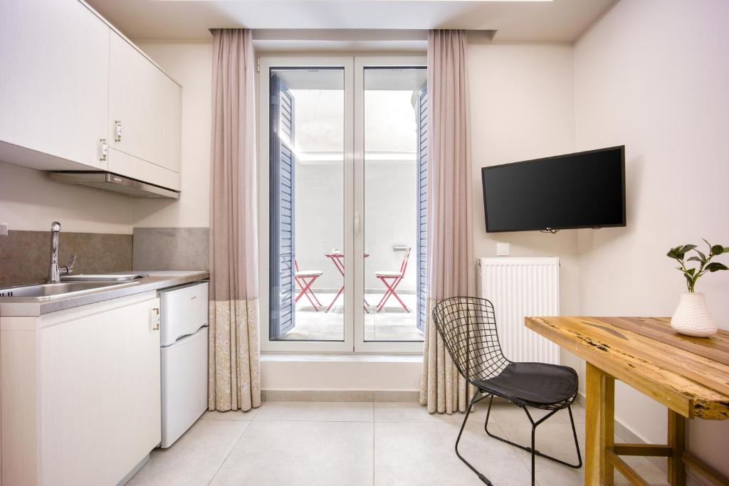 Kuchnia lub aneks kuchenny w obiekcie Pagrati/Hilton area, Bentzi (3) Boutique Apt. for 4
