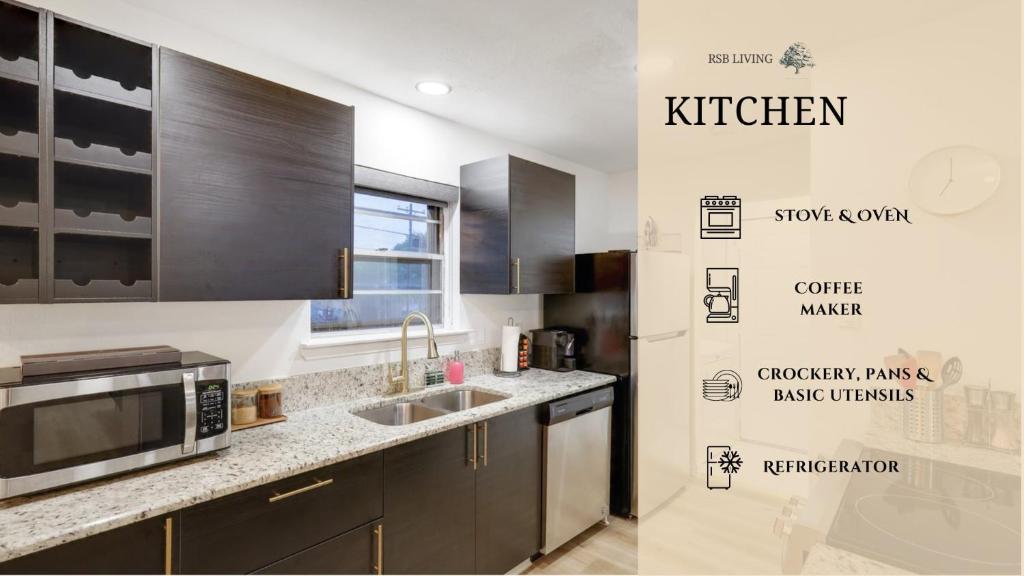 Η κουζίνα ή μικρή κουζίνα στο Panoramic 4BR 3BA Holiday Home with Pool, Grill, Sauna & Game Room