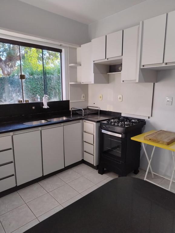 Kuchyň nebo kuchyňský kout v ubytování Casa 4 quartos com piscina