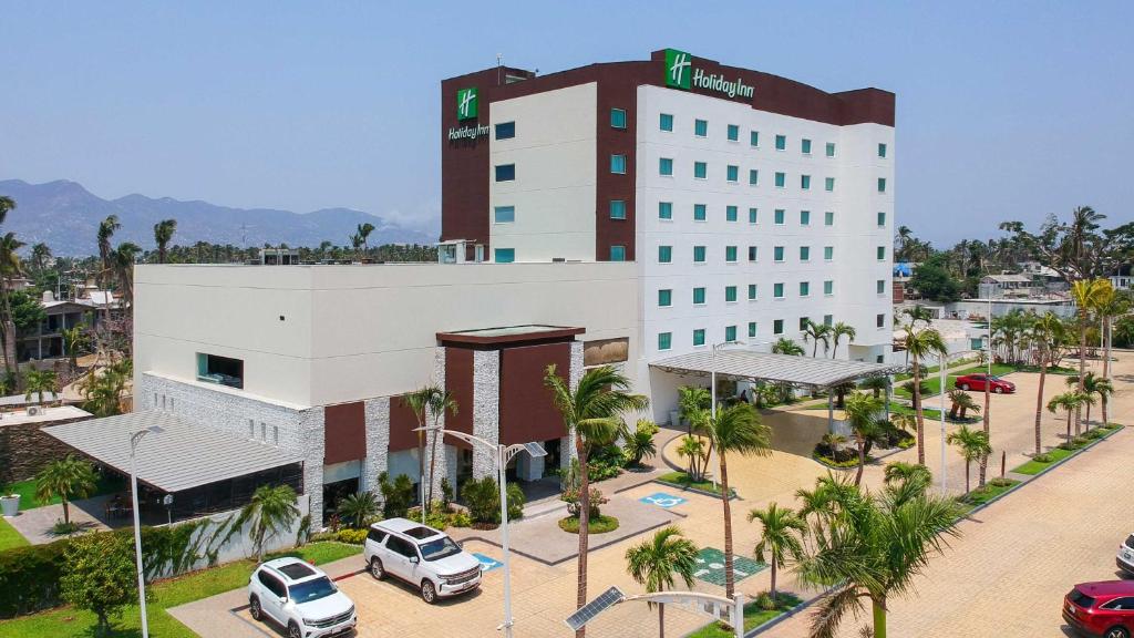 un hotel con coches aparcados delante en Holiday Inn Acapulco La Isla, an IHG Hotel, en Acapulco