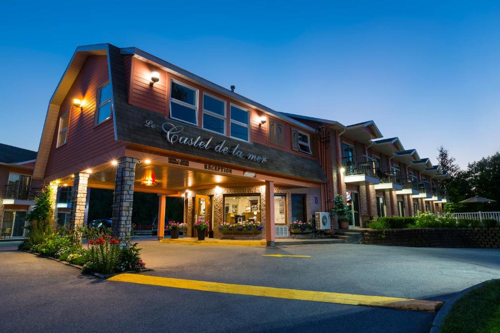 un bâtiment avec un panneau indiquant l'hôtel die inn dans l'établissement Hotel-Motel Castel de la Mer, à La Malbaie