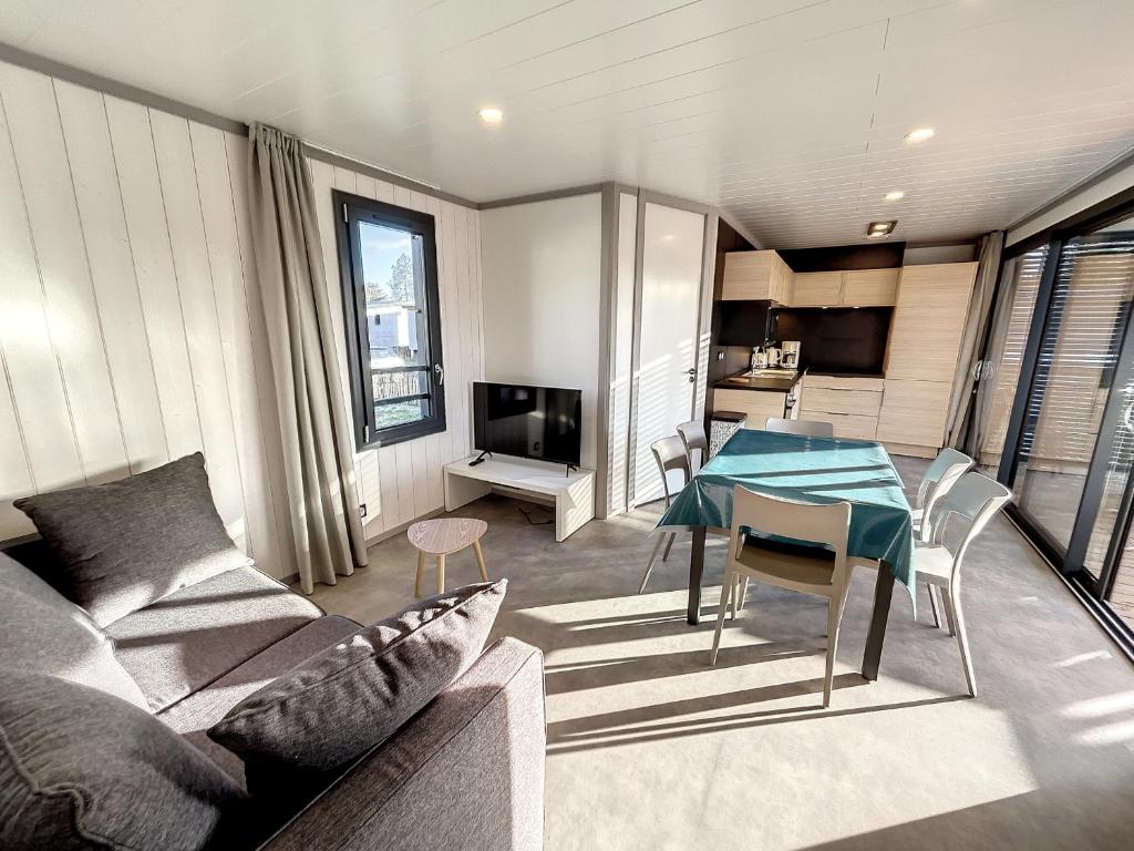 Kuchyňa alebo kuchynka v ubytovaní Chalet de standing 6 pers - Piscine chauffée - Proche plage - WIFI - Parking - Terrasse privée - FR-1-361-476