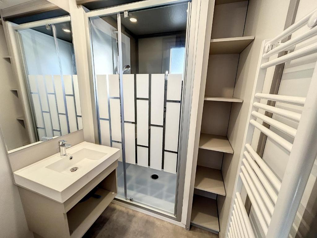 Kúpeľňa v ubytovaní Chalet de standing 6 pers - Piscine chauffée - Proche plage - WIFI - Parking - Terrasse privée - FR-1-361-476