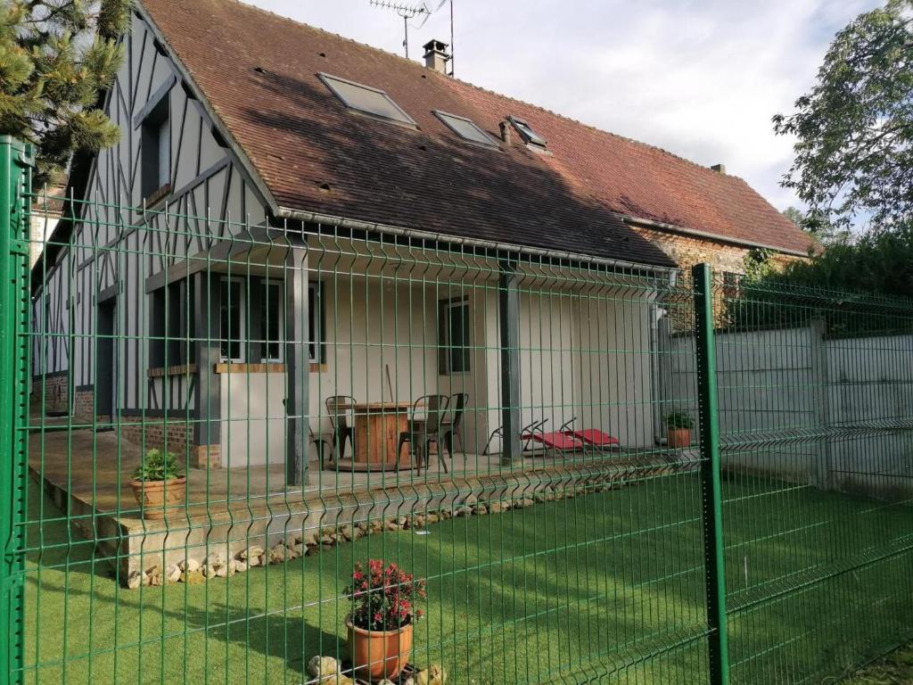 ein Haus mit einem Zaun davor in der Unterkunft Gîte Abbecourt, 3 pièces, 4 personnes - FR-1-526-46 in Abbecourt