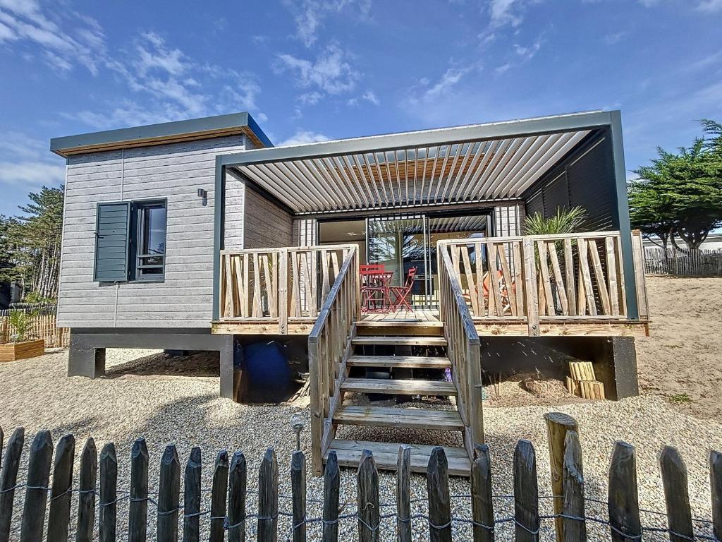 Cette petite maison est accessible par un escalier. dans l'établissement Chalet cozy à Jullouville - 4 pers, piscine chauffée, proche plage et commerces - FR-1-361-538, à Jullouville