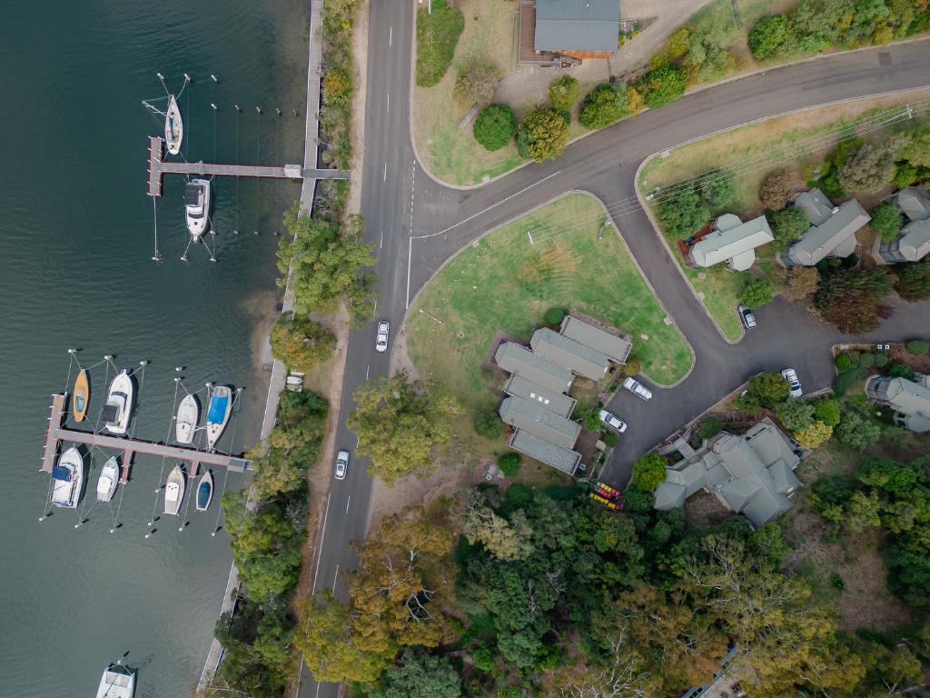 una vista aérea de un puerto deportivo con barcos en el agua en Edgewater Terraces at Metung en Metung