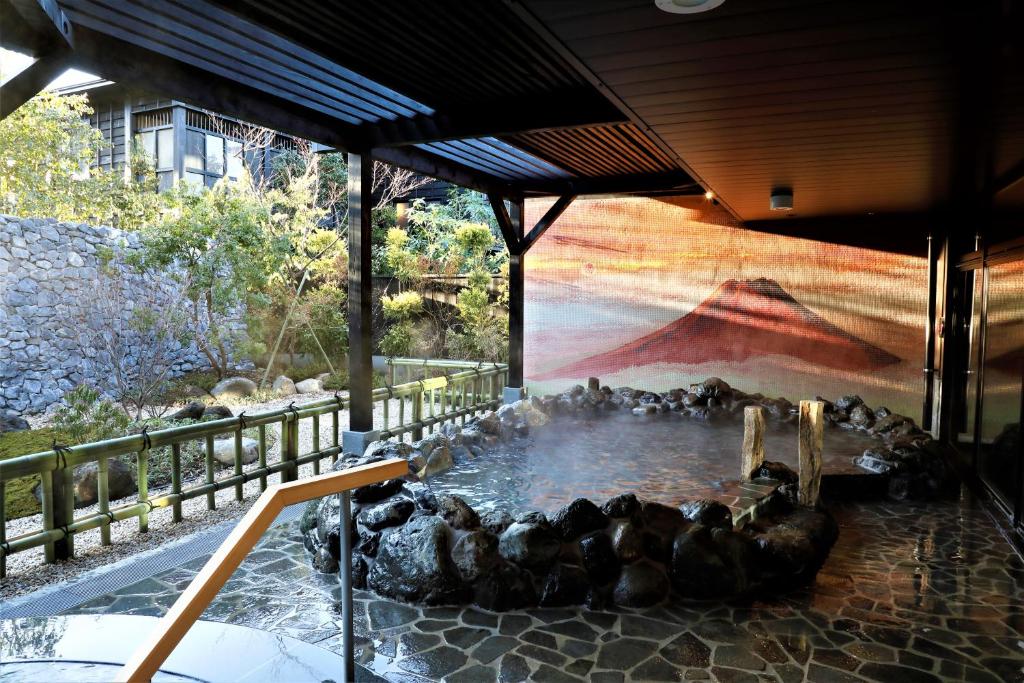 箱根的住宿－Hotel Morinokaze Hakone Sengokuhara，一群鸭子在一座建筑物的池塘里