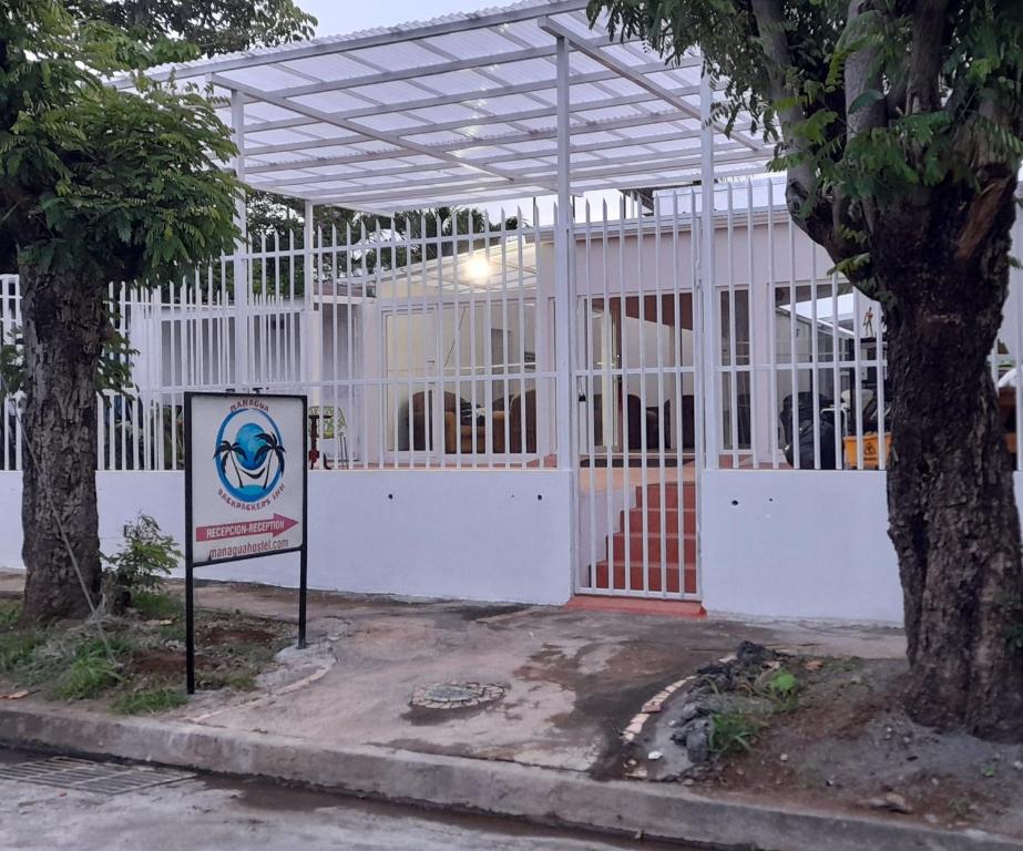 un edificio en construcción con un cartel delante en Managua Backpackers Inn, en Managua