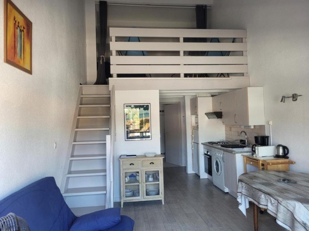 Il comprend un salon avec une mezzanine et une cuisine. dans l'établissement Appartement T2+Mezzanine 6 pers, Piscine, Parking, à 300m de la Plage - Argelès-sur-Mer - FR-1-388-224, à Argelès-sur-Mer