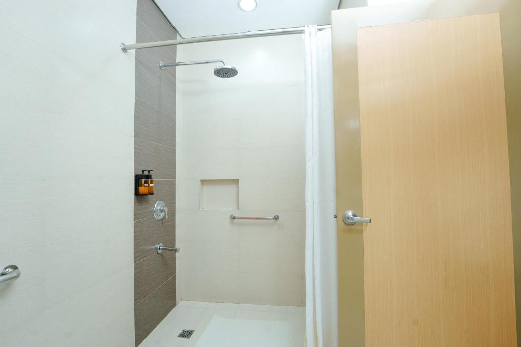 Koupelna v ubytování Microtel by Wyndham Davao