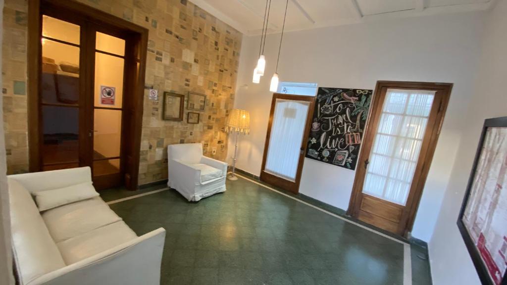 a living room with a couch and a table and chairs at Alojamiento en el centro de Salta - Casaguemessalta in Salta