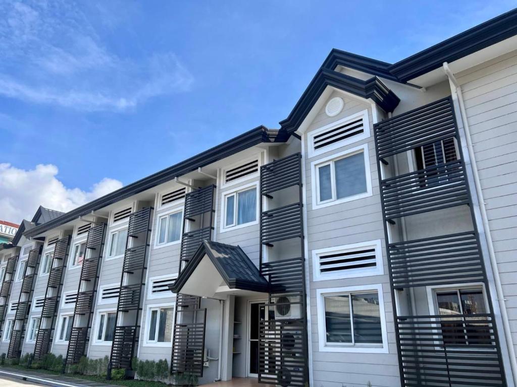 un edificio de apartamentos con ventanas en blanco y negro en Microtel by Wyndham Davao en Davao