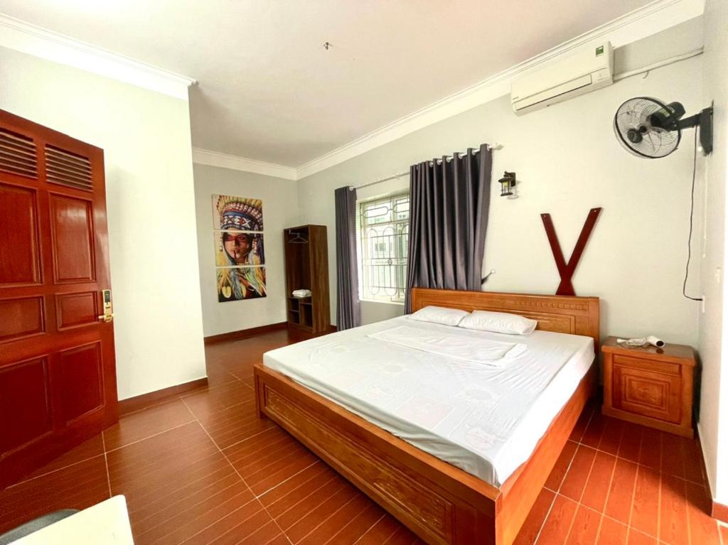 um quarto com uma cama grande e uma janela em Hotel Me Kong 2 em Ha Long