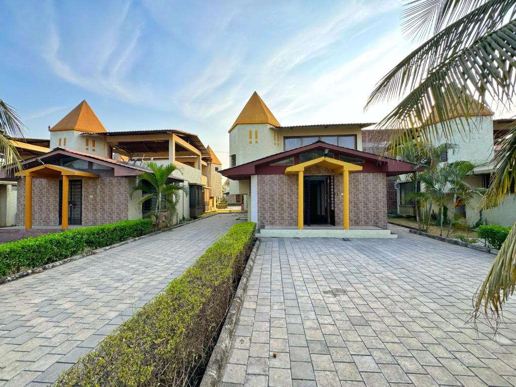 a house with a driveway in front of it at marine beach villa in Damlawari
