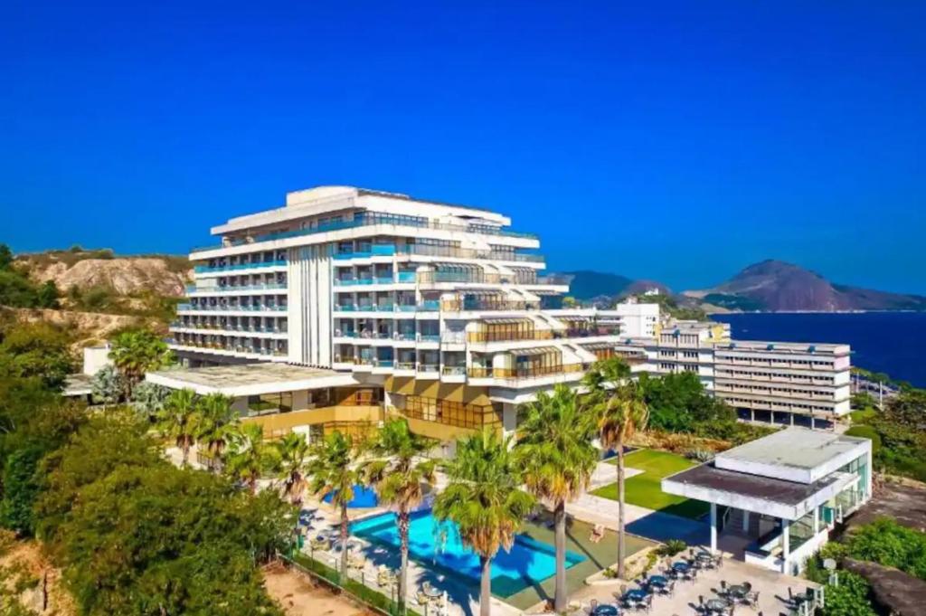 uma vista aérea de um resort com uma piscina em Apartamento Vista.Rio em Niterói