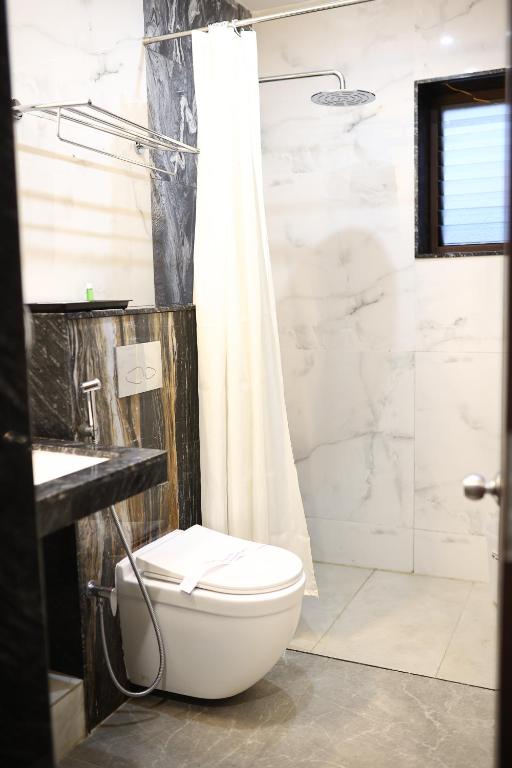 Koupelna v ubytování Hotel Saratharajans
