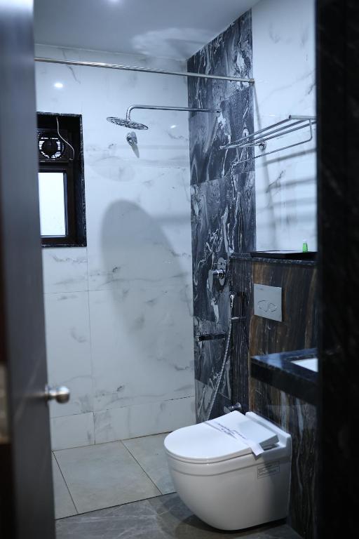 Koupelna v ubytování Hotel Saratharajans