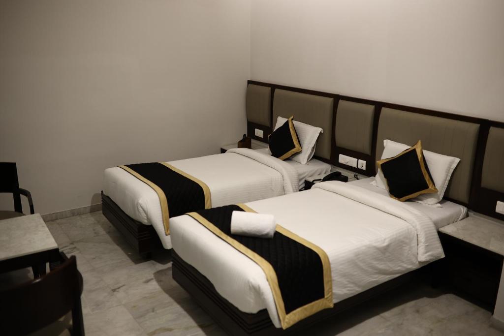 Postel nebo postele na pokoji v ubytování Hotel Saratharajans