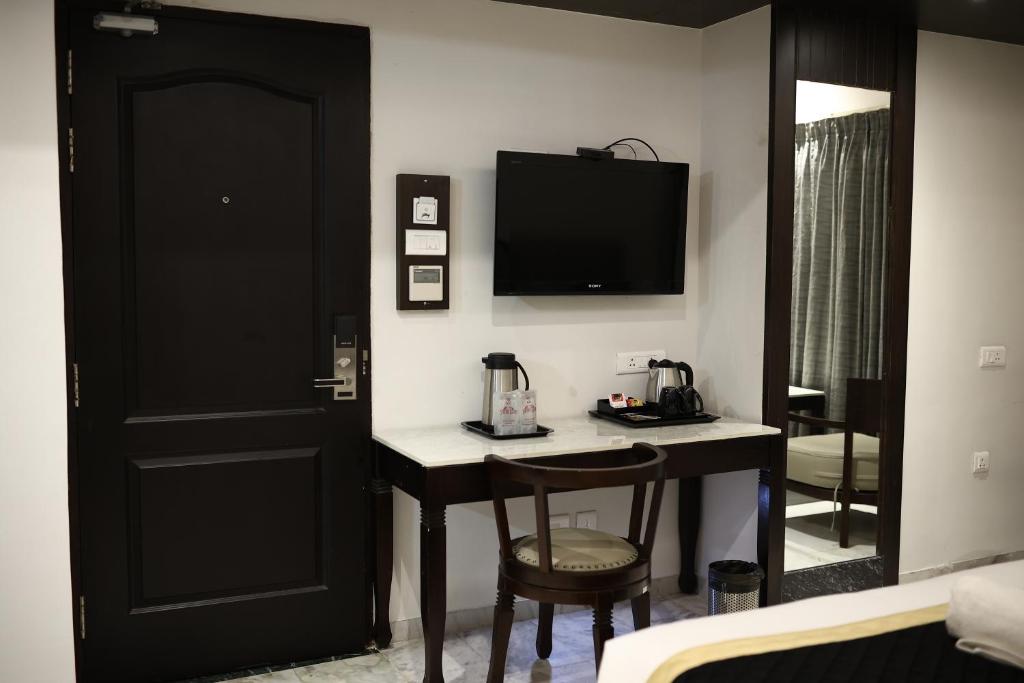 Příslušenství pro přípravu čaje a kávy v ubytování Hotel Saratharajans
