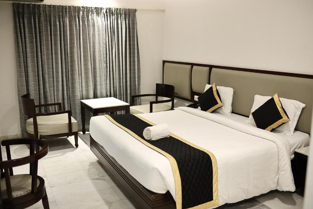 Postel nebo postele na pokoji v ubytování Hotel Saratharajans