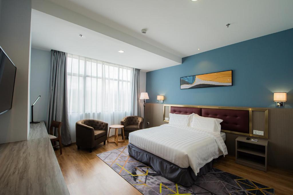 Postel nebo postele na pokoji v ubytování Grand InHotel Kota Kinabalu