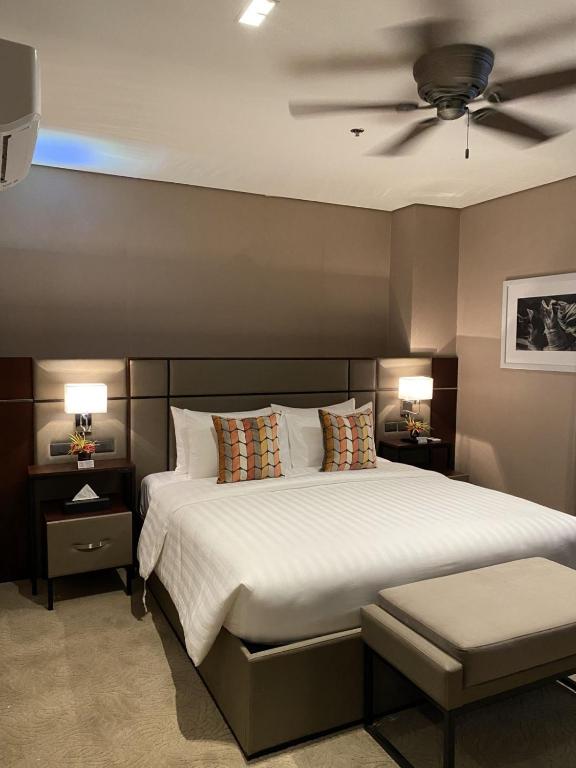 The Plaza Garden Hotel and Residences - Deluxe King Room