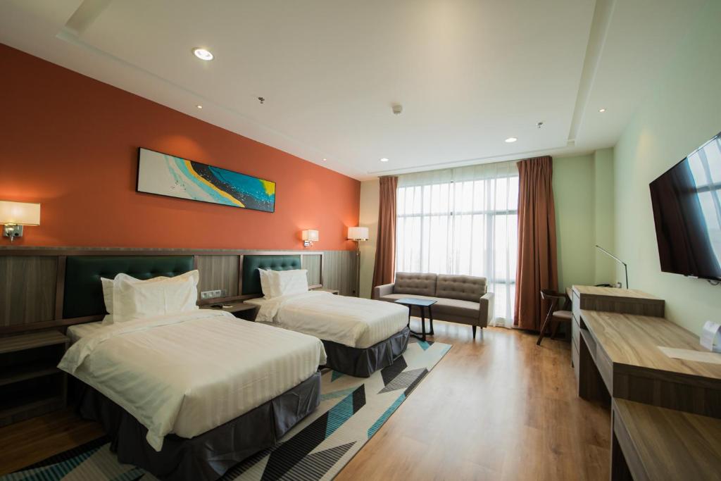 Postel nebo postele na pokoji v ubytování Grand InHotel Kota Kinabalu