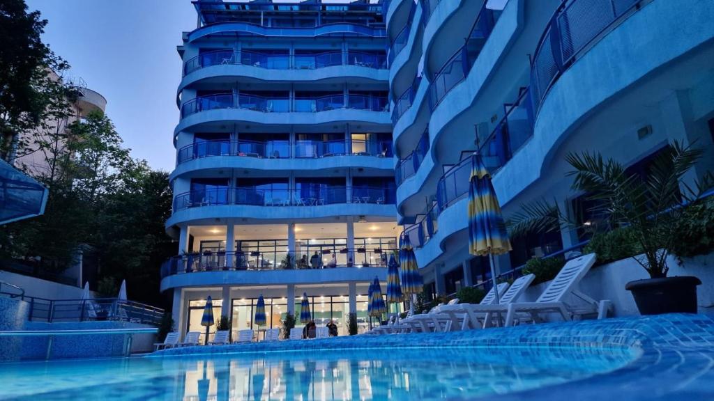 un edificio con piscina frente a él en Aphrodite Hotel, en Golden Sands