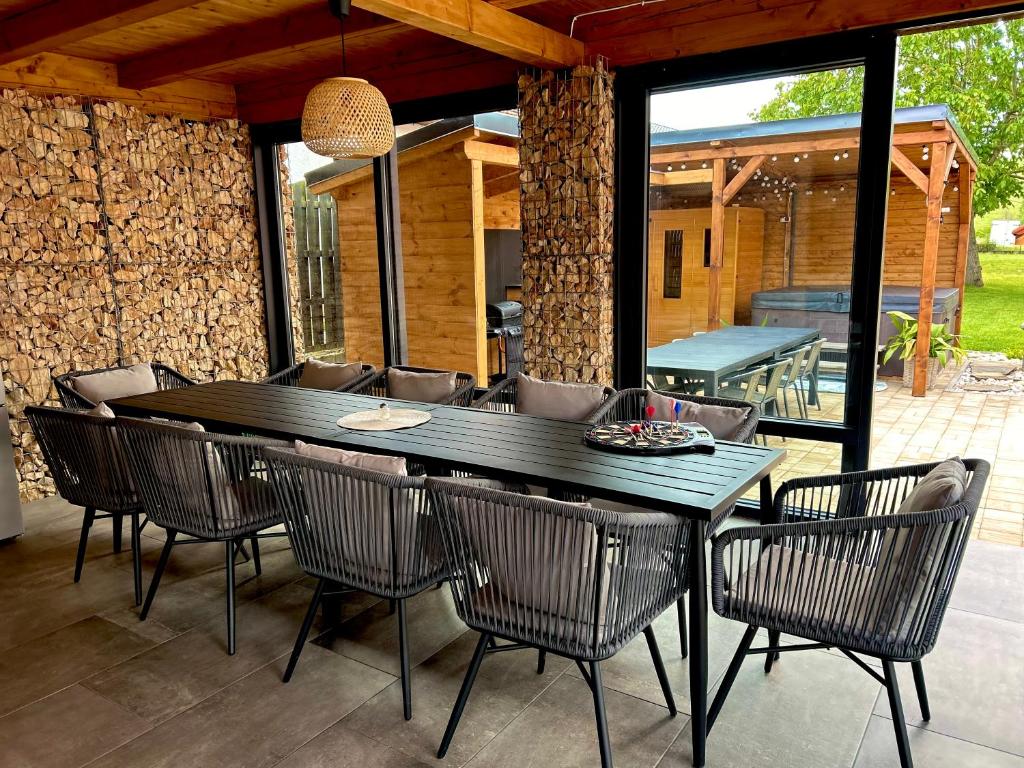 y un patio con mesa de comedor y sillas. en Bikeaway Guesthouse, en Kereki