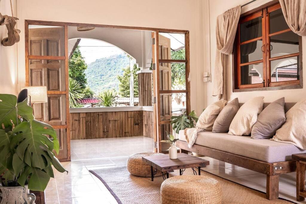 un soggiorno con divano e porta aperta di Baan Yucca - House In Lamai a Nathon Bay