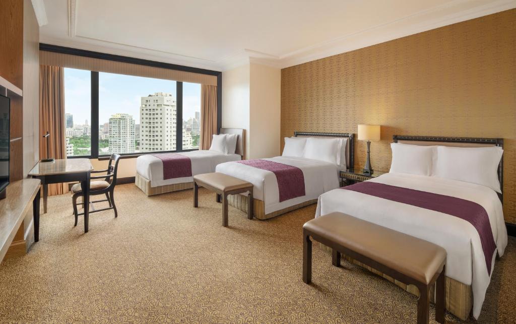 曼谷的住宿－曼谷苏坤喜来登豪华精选大酒店，酒店客房设有两张床和窗户。