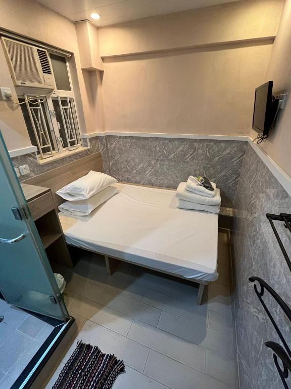 A television and/or entertainment centre at USA Hostel HONG KONG