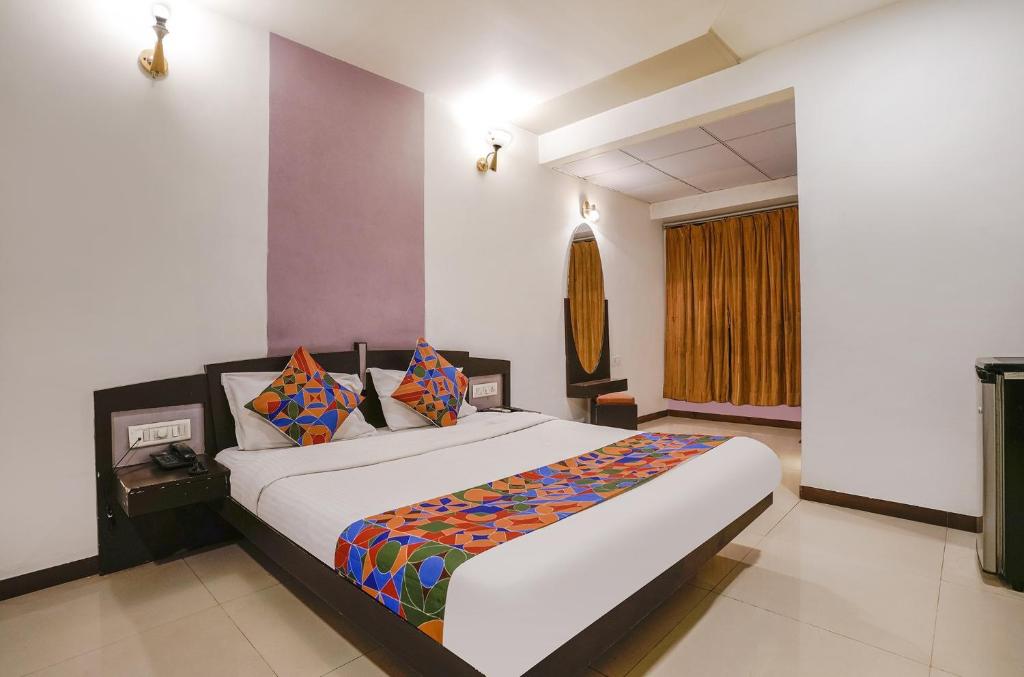 Gorwa的住宿－FabHotel Prime Riddhi Siddhi，一间卧室,卧室内配有一张大床