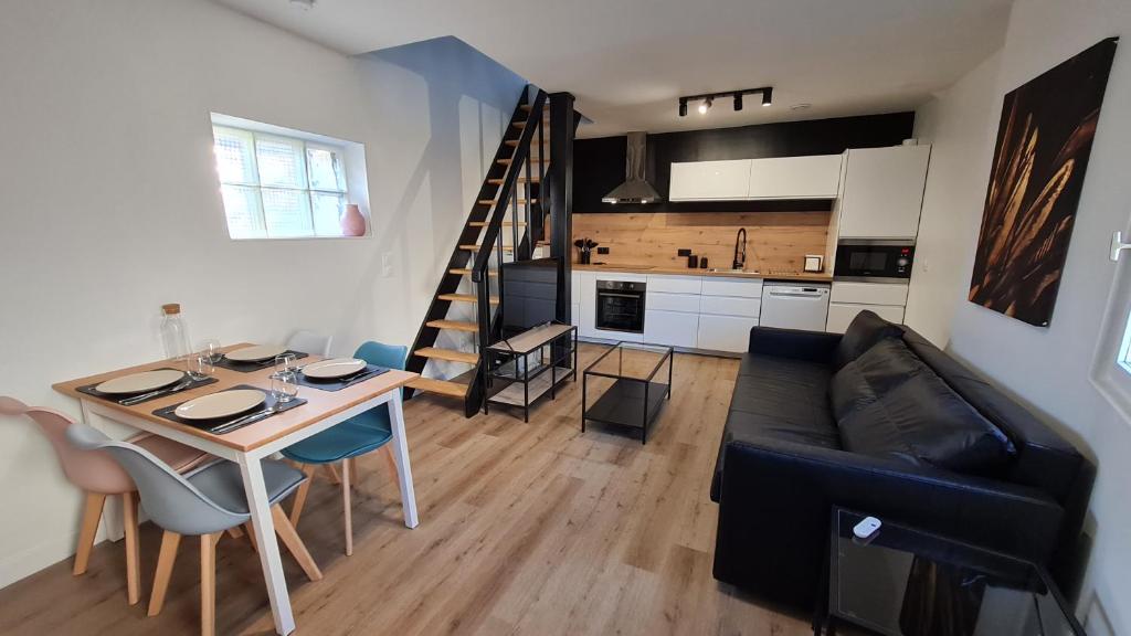 un salon avec une table et un canapé dans l'établissement Maison de ville Proche Disneyland Paris, à Montry