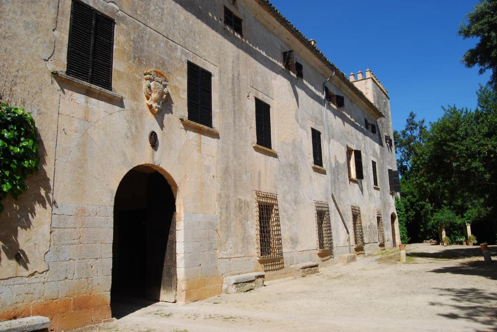 um grande edifício com um arco no lado em Finca Son Vivot em Inca