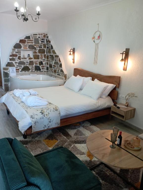 een slaapkamer met een bed en een bad bij ΠΑΛΙΟ ΧΩΡΙΟ in Palaios Panteleimon
