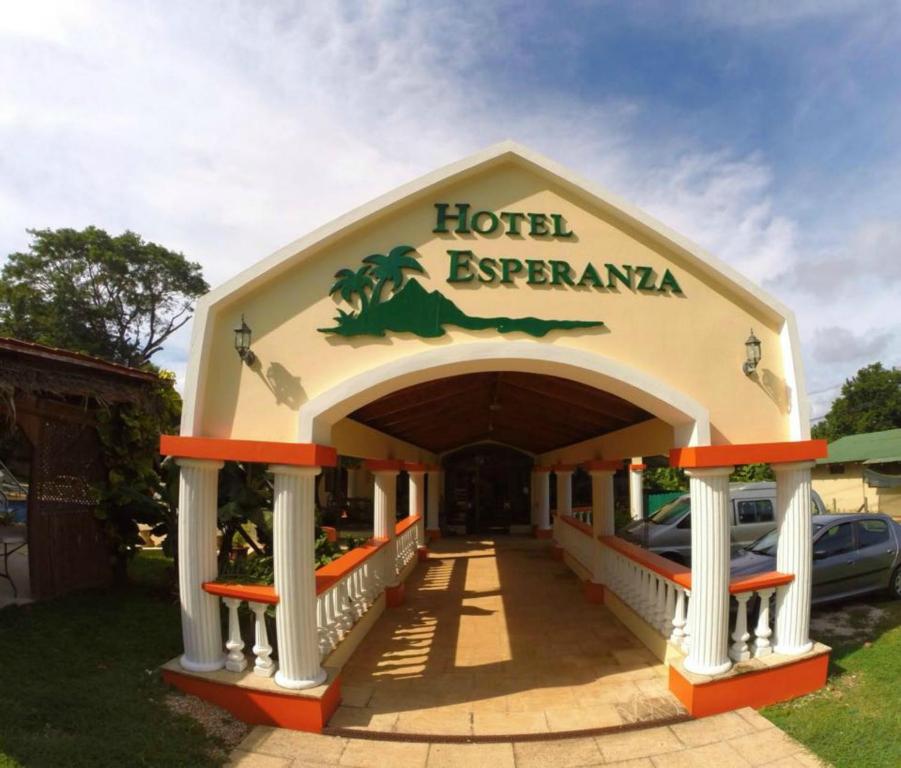una entrada de hotel con un cartel de hotel exremania en ella en Hotel Esperanza, en Carrillo