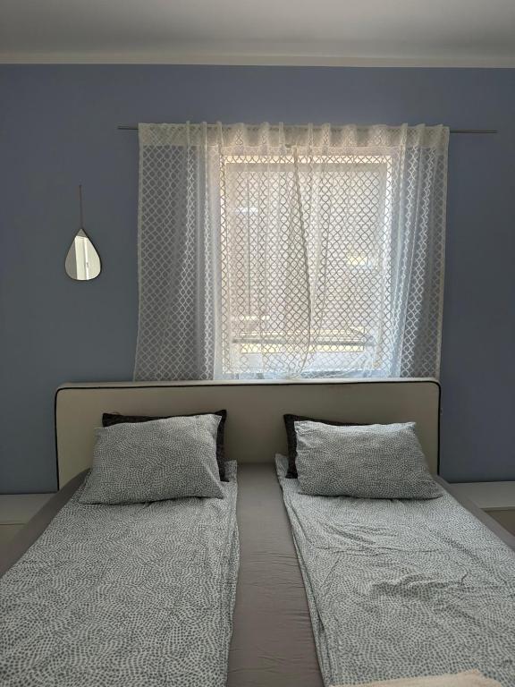 Postel nebo postele na pokoji v ubytování Cozy Apartment next Outlet Center & Airport with Pool & Garden