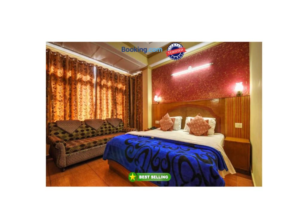 Habitación de hotel con cama y sofá en Hotel King Palace - Nature-Valley-Luxury-Room - Prime Location with Parking Facilities, en Shimla