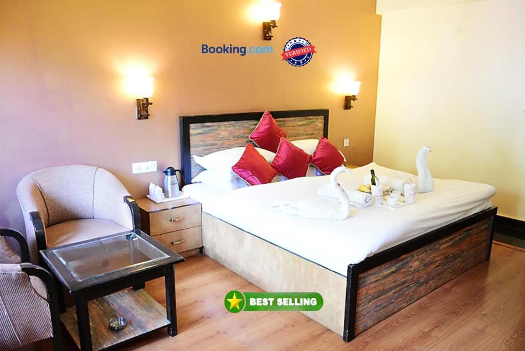 En eller flere senge i et værelse på Goroomgo Park Paradise Manali - Elevator Lift & Parking Facilities