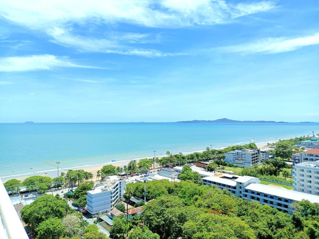 喬木提恩海灘的住宿－Sea View Beachfront Condos Pattaya Jomtien Beach，从大楼的阳台上可欣赏到海滩景色
