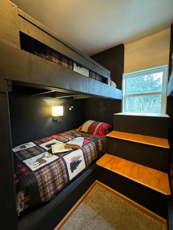 Nauti Otter Inn and Yurt Village - Quarto Quádruplo Com Banheiro Compartilhado