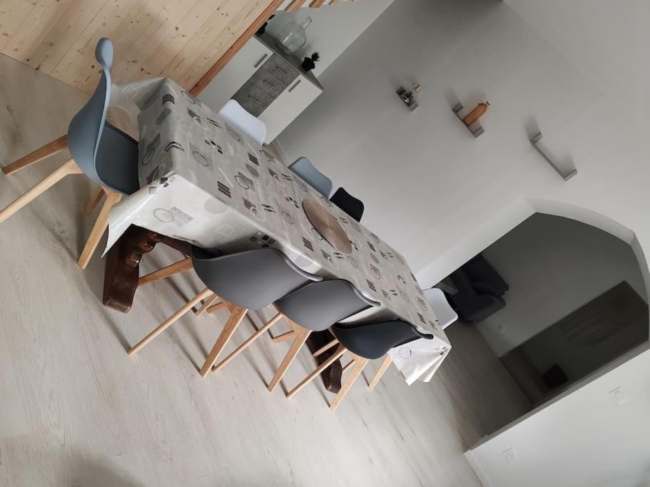 une vue aérienne d'un salon avec une table et des chaises dans l'établissement Maison de campagne, à Fenneviller