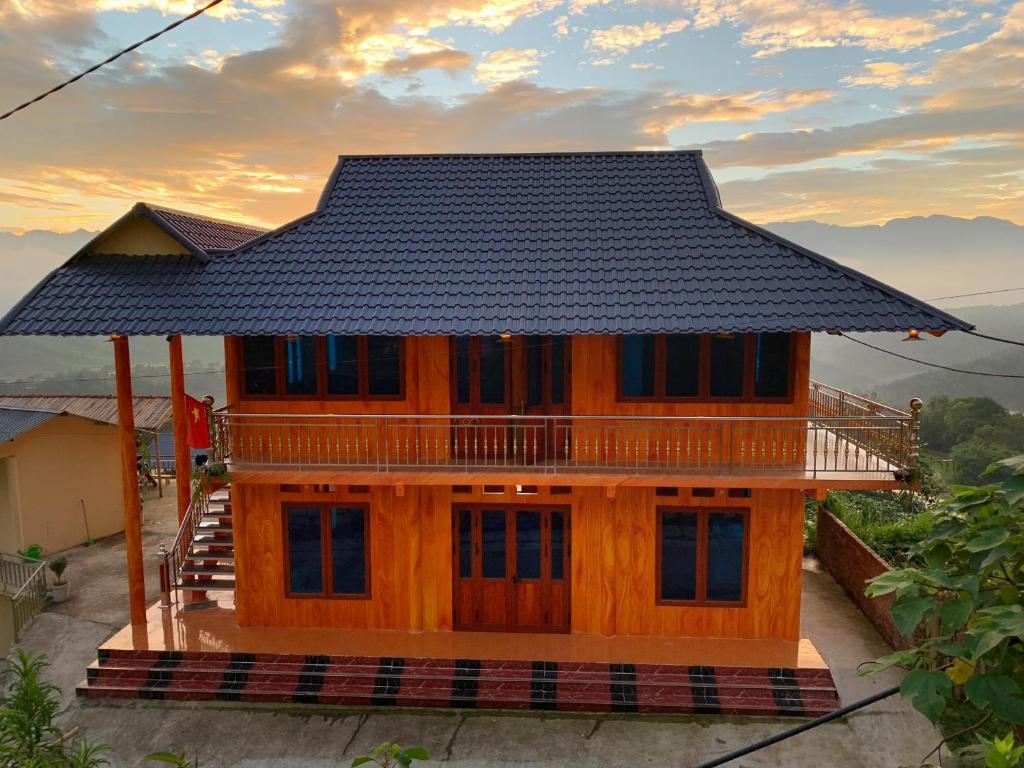 a house with a black roof on top of it at Homestay Trúc Sơn in Hong Ha