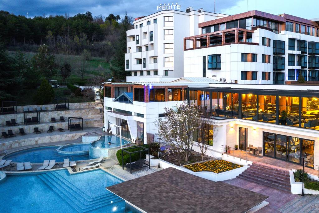 un hotel con piscina y un edificio en Medite Spa Resort and Villas en Sandanski
