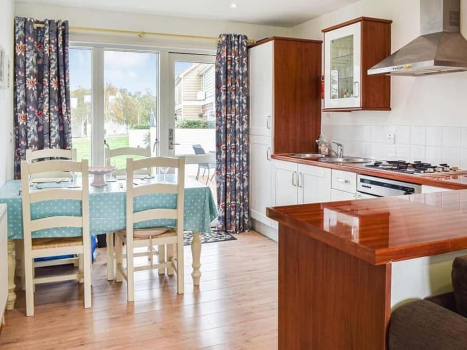 Plimoth 8 chalet, West Bay Club, Isle of Wight, Freshwater (updated