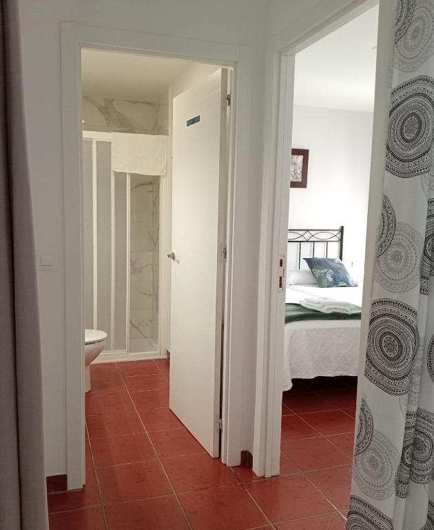 Posteľ alebo postele v izbe v ubytovaní Apartamentos La Piedra en pleno centro histórico con dos dormitorios y dos baños