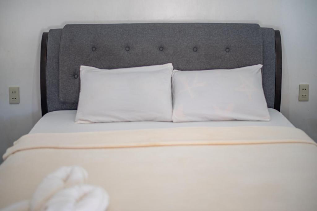 Postel nebo postele na pokoji v ubytování Dreamshore Ki'wi Beach Resort