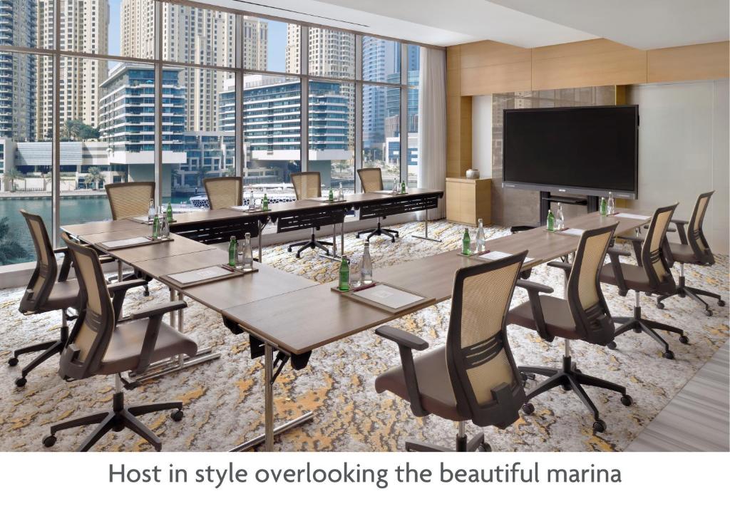 TV a/nebo společenská místnost v ubytování Crowne Plaza Dubai Marina by IHG