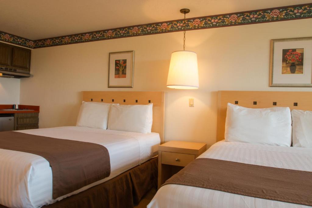 Postel nebo postele na pokoji v ubytování Hi Tide Oceanfront Inn